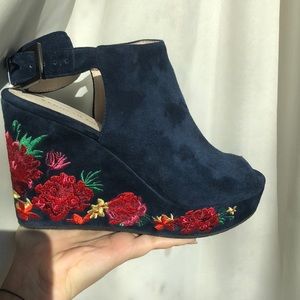 Kenneth Cole Dark Blue Rose Embroidered Wedges